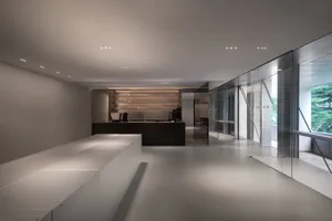Open kitchen with white walls and floors, featuring two sinks and marble countertops in a modern and clean design