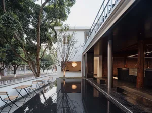 A modern house with a pool and chairs, surrounded by a relaxing atmosphere with clean lines and minimalistic elements