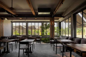 餐廳內部有多張圓桌與椅子，有些帶有軟墊，佈置適合社交與用餐