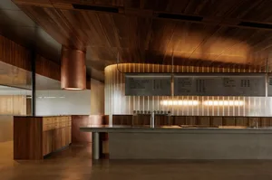 Open kitchen with a central island, clean and well-organized, with cups and bottles on the counter