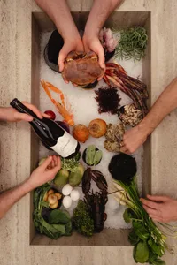一張擺滿各式食物、蔬果與飲料的餐桌，營造出輕鬆聚會或活動的氛圍，強調健康飲食選擇