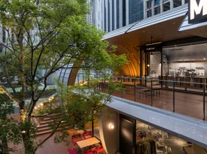 明亮溫馨的餐廳咖啡廳，設有多處座位區、盆栽植物，以及寬敞的顧客空間