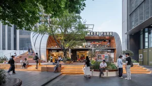 熱鬧的城市街景，包含各式店面、行人與自行車，襯托生動的都市背景