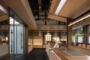 乾淨整潔的零售空間，陳列各式商品，包括瓶裝物品與盆栽，營造溫馨氛圍