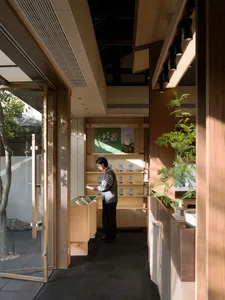 井然有序的木質主題商店內部，牆上掛有海報，顧客瀏覽展示中的電子產品