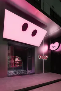 明亮燈光照耀的商店內部，展示大型粉紅招牌與兩個小型招牌
