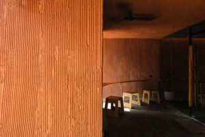 溫暖親切的餐廳座位區，橘色磚牆、舒適座椅與舒適氛圍