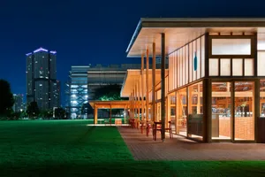 開放式現代餐廳，擁有大型木質結構，內含多張餐桌椅，營造溫馨舒適氛圍，融入天然木質元素與充足座位選擇