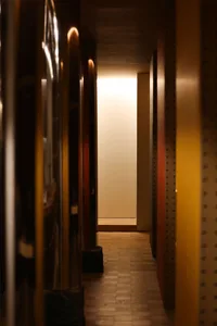 復古走廊鋪設瓷磚地板，兩側排列書櫃與書籍，散發歷史感和魅力