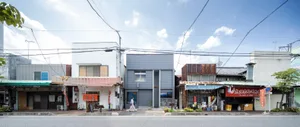 熱鬧的城市街景，包含兩棟建築、行人以及戶外座位區