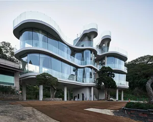 多層現代辦公大樓，擁有玻璃牆面與流線曲線，強調功能性與美學的當代設計
