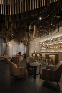 休閒吧台區，設有吧台與座椅，展示酒瓶，氛圍輕鬆