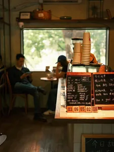 溫馨親切的餐廳內部，設有木質吧台與座椅，三人正熱絡交談