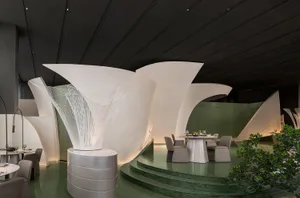 白色圓頂結構的優雅餐廳空間，極簡設計，搭配餐桌、椅子與酒杯