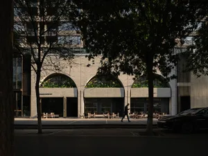 寧靜而吸引人的都市街景，配有長椅與行人