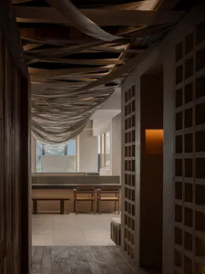 溫馨用餐空間，配有磁磚牆、多張椅子與長椅，營造溫暖氛圍