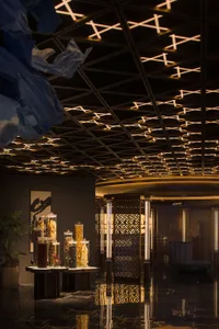 光線充足的室內設計陳列室，桌上與地板擺放裝飾花瓶與盆栽，展示多種風格與設計