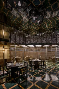 典雅用餐空間，華麗裝飾、多張餐桌椅及大型吊燈