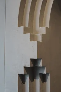 現代建築外觀，特色為大型混凝土牆面上的十字圖案，乾淨線條與極簡細節