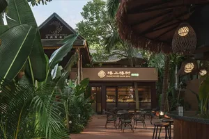 現代亞洲餐廳附設露台區，設有多張餐桌與椅子，照明充足營造溫馨氛圍