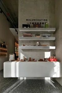 A store display featuring various kitchenware items on shelves, including bowls and bottles, in an organized and inviting atmosphere
