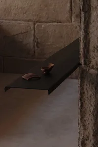現代廚房以黑色檯面為特色，擺放兩個棕色碗對稱陳設