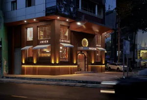 夜晚溫馨咖啡店外觀，棕色建築、大片窗戶、雨傘與停放車輛