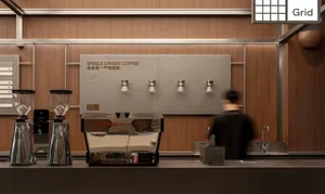 現代咖啡店配木質吧台、卡布奇諾咖啡機，以及展示各式咖啡產品