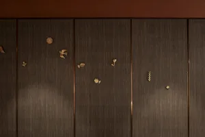 木質櫃體表面飾以金箔圖案，為空間增添溫暖與優雅氛圍