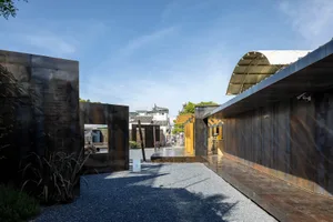 繁忙都市場景，包含大型建築、人群、自行車與屋頂，背後襯以城市天際線