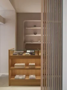 一間井然有序的零售商店，展示著碗盤、杯子與書籍，為顧客營造溫馨邀請的氛圍