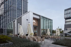 玻璃牆現代餐廳，配有雨傘及戶外用餐區，設有餐桌與椅子
