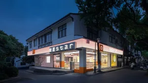 夜晚熱鬧的亞洲餐廳店面，醒目的橙色「Star」招牌、戶外用餐桌椅，以及熱鬧氛圍
