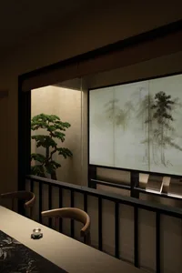 木質主題餐廳區域，設有餐桌椅、盆栽植物與溫馨氛圍