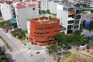 熱鬧的城市街景，包含大型紅磚建築、機車，以及人行道上的一頭牛，周圍環繞其他建築