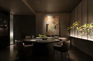 圓桌正式餐廳區配四張椅子，擺放酒杯與碗盤，周圍有盆栽與餐廳環境