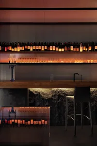 現代酒吧區擁有酒櫃、酒杯，以及黑白元素營造出精緻氛圍