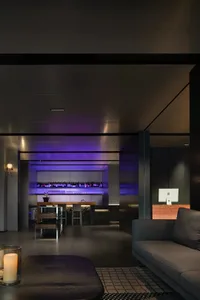 現代客廳空間，配有沙發、餐桌、椅子與酒杯，營造舒適愜意的氛圍，適合休憩與社交