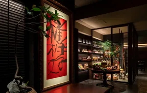 一間熱鬧的亞洲餐廳，牆上有紅色中文字畫，周圍環繞著碗盤和瓶子，展現多樣傳統菜餚與食材