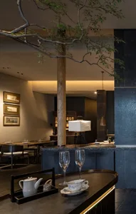 現代餐廳內部，包含用餐區與吧台區、酒杯及舒適座椅
