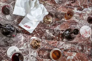 大理石桌面擺放著酒杯與酒瓶，營造優雅精緻的氛圍