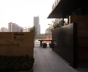 光線充足的陽台，設有黑色門廊、兩張長椅，並透過門廊欣賞城市景觀