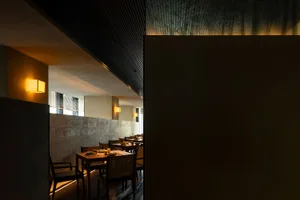 寬敞餐區配備現代桌椅，位於燈光柔和的極簡風餐廳