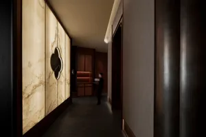 大理石地板的奢華飯店走廊，一位女子走在走廊上，走廊盡頭有一人，兩側各有一扇門