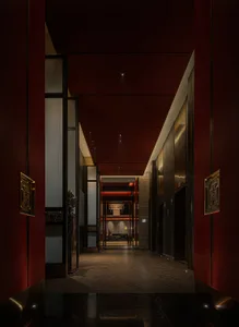 紅牆空蕩酒店走廊，兩扇門，寧靜氛圍