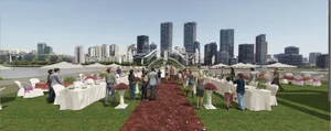 繁忙的城市街道，背景有高樓大廈，沿街擺放盆栽、椅子、雨傘和花瓶，人行道上有行人走動