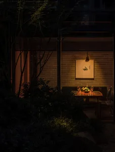 溫馨亞洲風餐廳區，磚牆、餐桌與椅子，搭配酒杯與溫暖氛圍