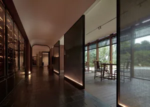 溫馨的開放式餐廳區域，配有木質餐桌與四張椅子，非常適合用餐與聚會