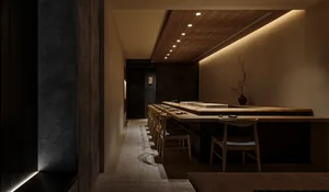 空蕩蕩的餐廳內部，木質地板與牆面，柔和燈光，溫馨氛圍