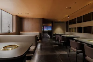 空蕩蕩的棕色內裝餐廳，配有餐桌和椅子，為賓客營造舒適氛圍